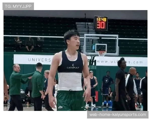 旧金山大学后卫赵维伦 大一新生等待出场机会 旧金山大学后卫赵维伦 大一新生等待出场机会